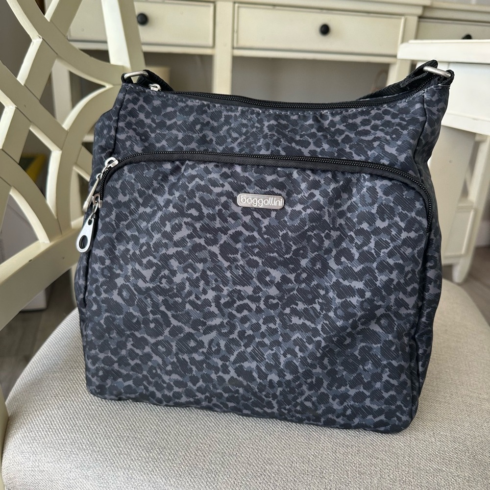 Baggallini “Joey Bagg” Crossbody Black/Charcoal Cheetah EUC